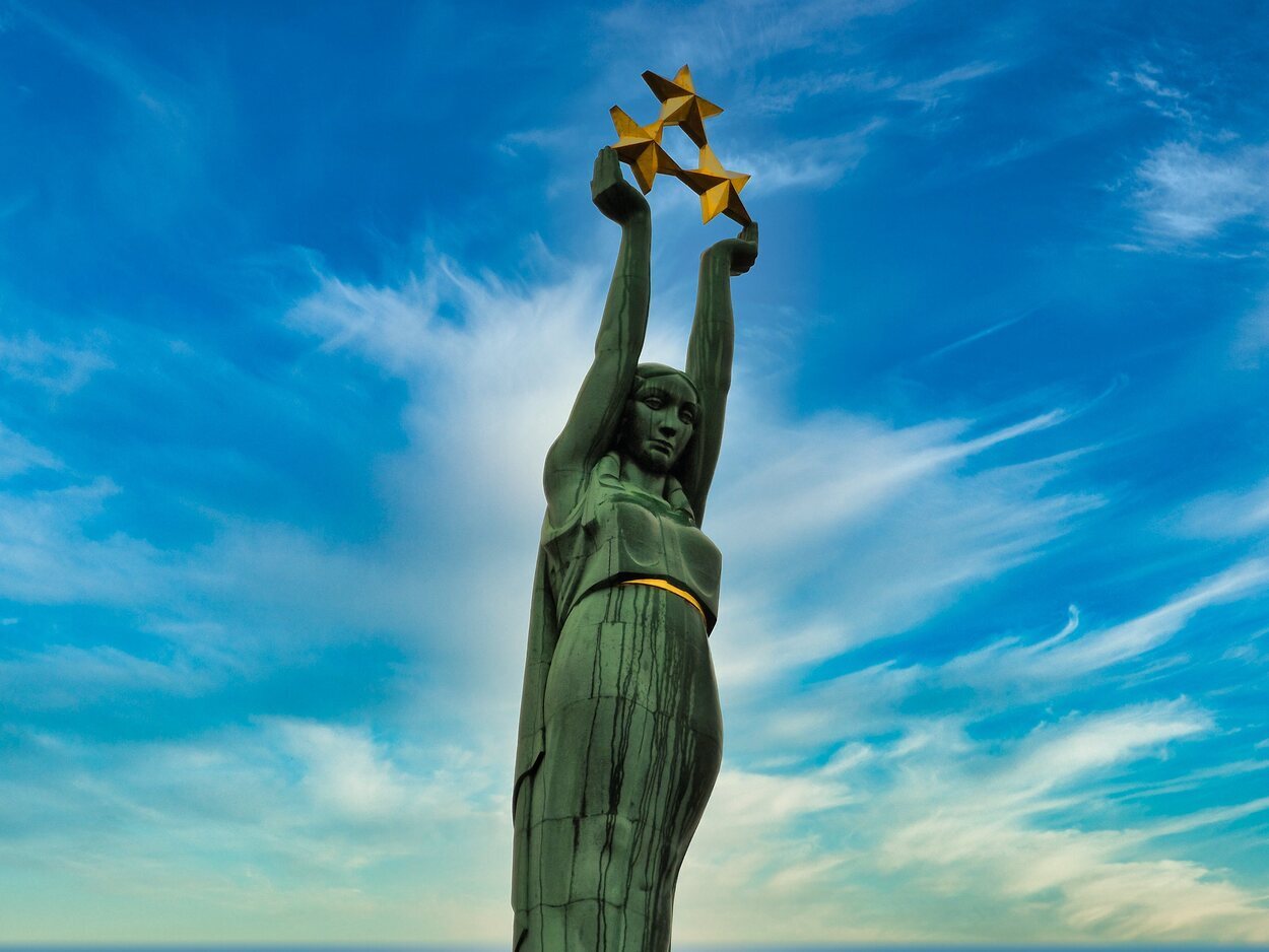 El Monumento a la Libertad de Letonia en Riga