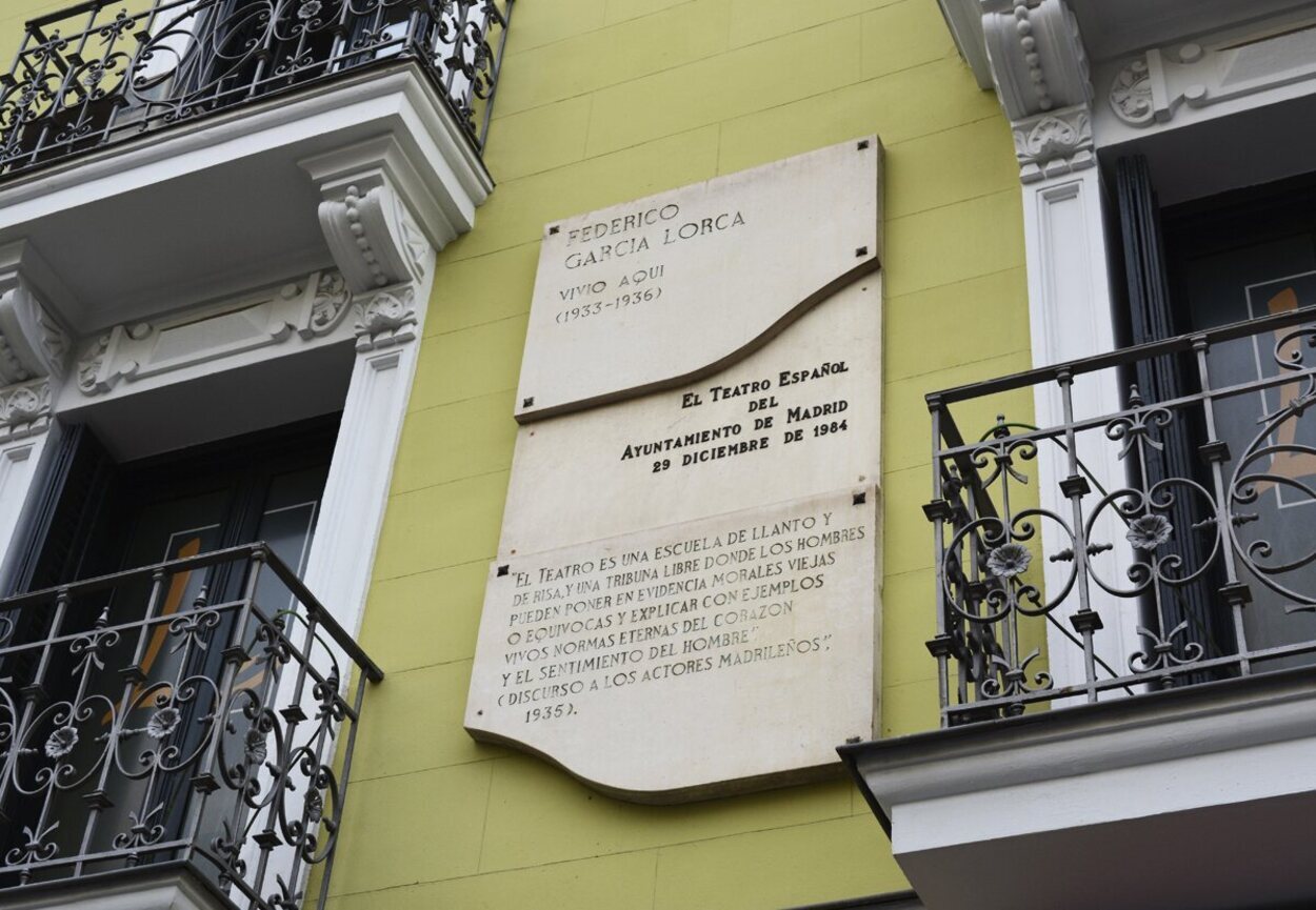 Placa en la fachada del edificio situado en el número 96 de la Calle Alcalá en Madrid