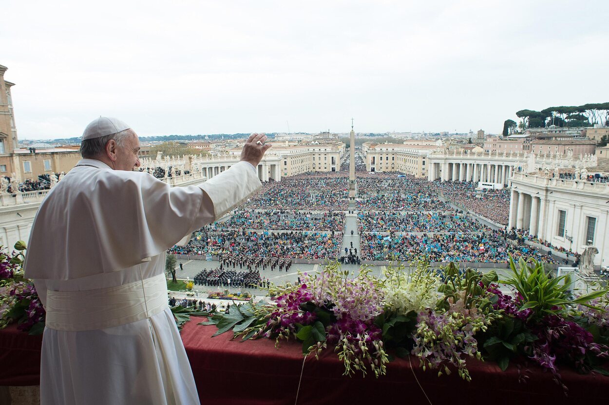 El Papa da la bendición urbi et orbe en la Plaza de San Pedro de El Vaticano