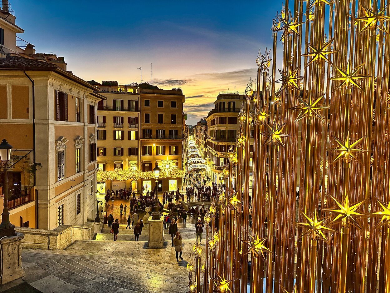 Iluminaciones navideñas desde la Plaza de España de Roma
