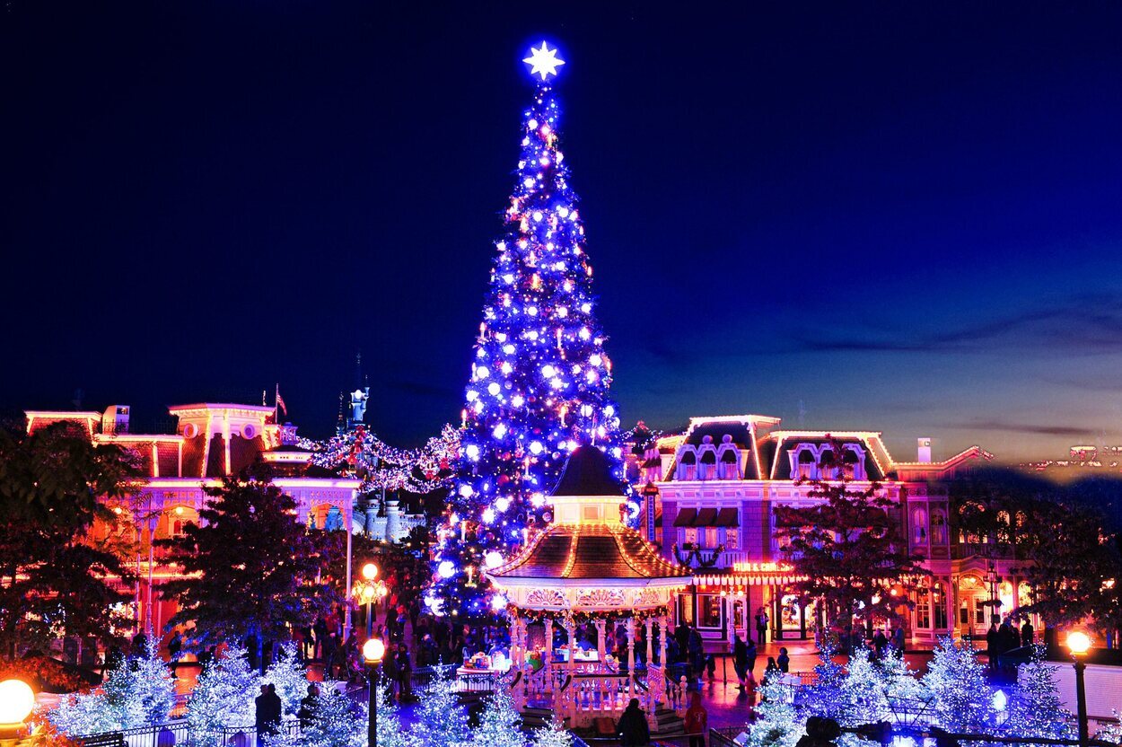 El árbol de Navidad preside Disneyland París