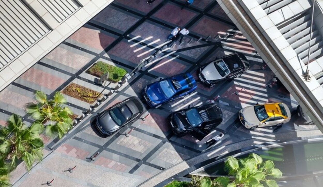 Coches estacionados en una zona residencial de Dubai