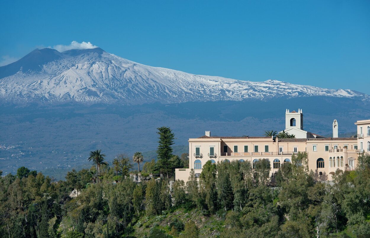 Vista general del Four Seasons San Domenico Palace, Taormina con el Monte Etna