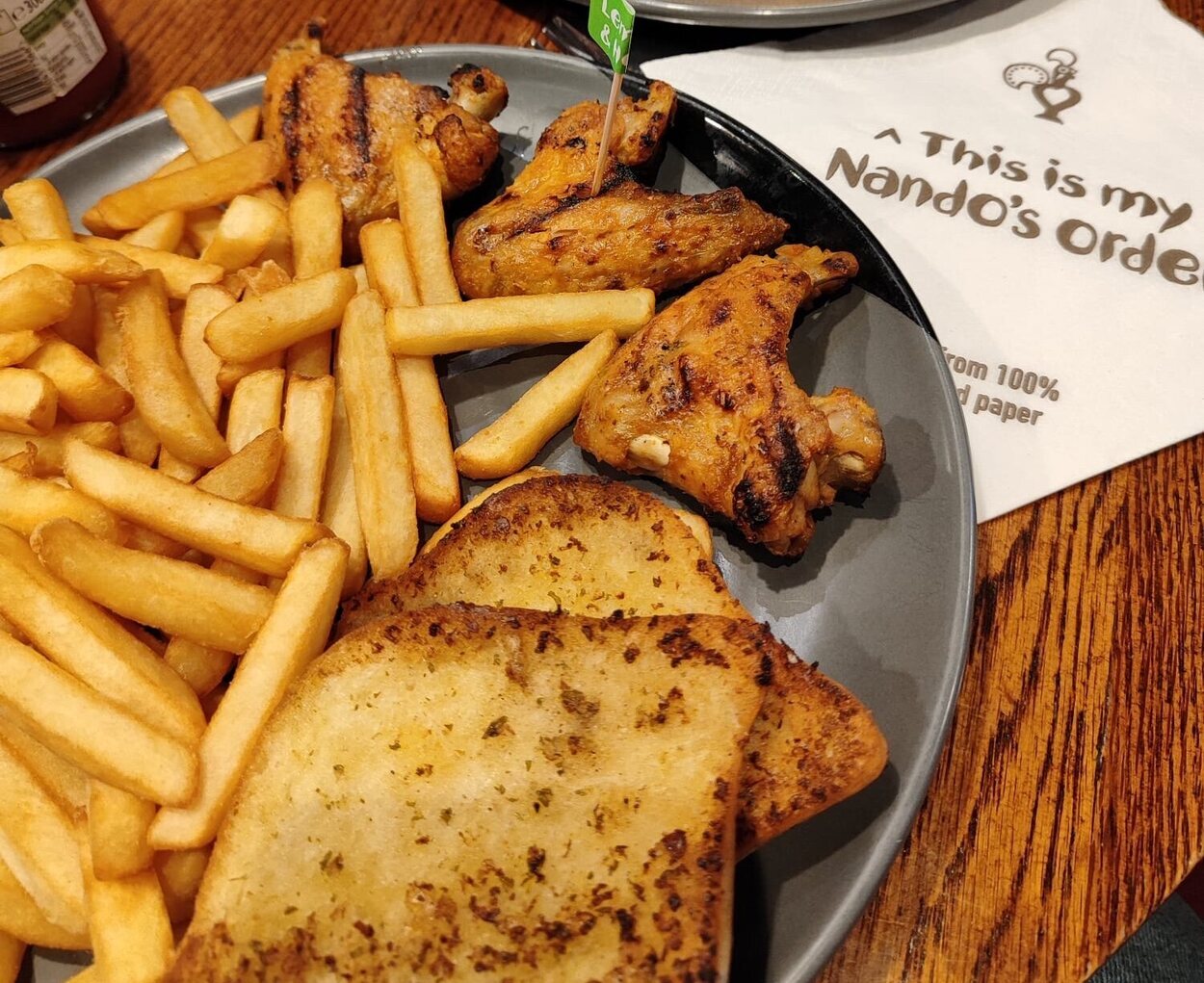 Ejemplo de comida económica en Nando's