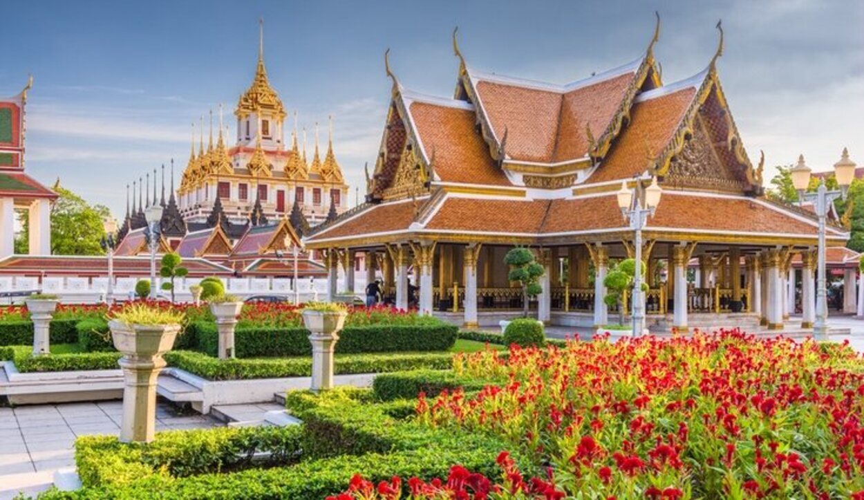 Un día despejado en el templo Wat Ratchanatdaram de Bangkok
