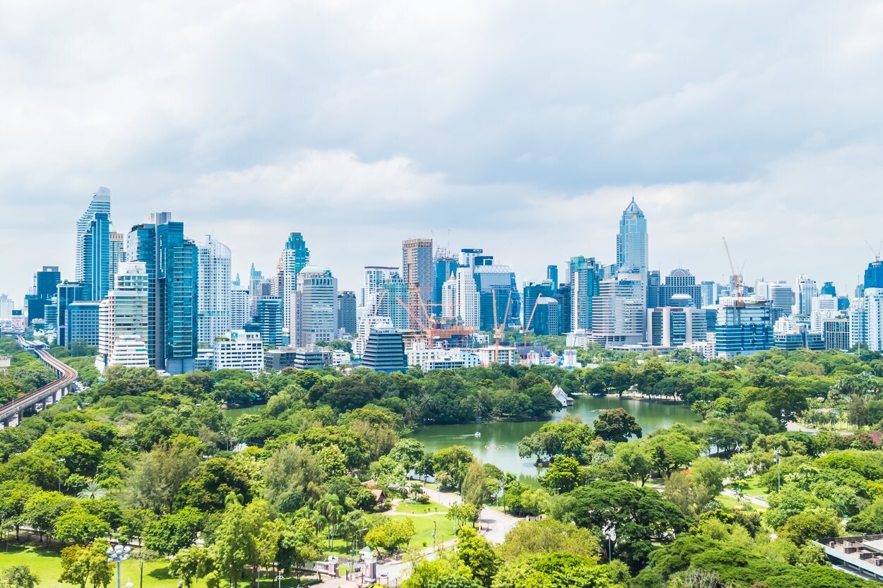 Vista del skyline de Bangkok en un día nublado