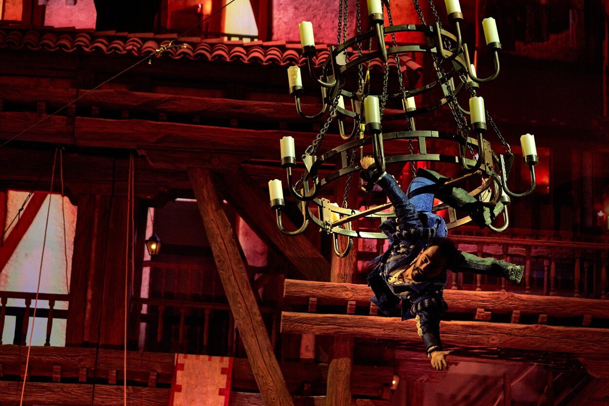 Lope de Vega colgado de una lámpara en 'A Pluma y Espada' | Foto: Puy du Fou