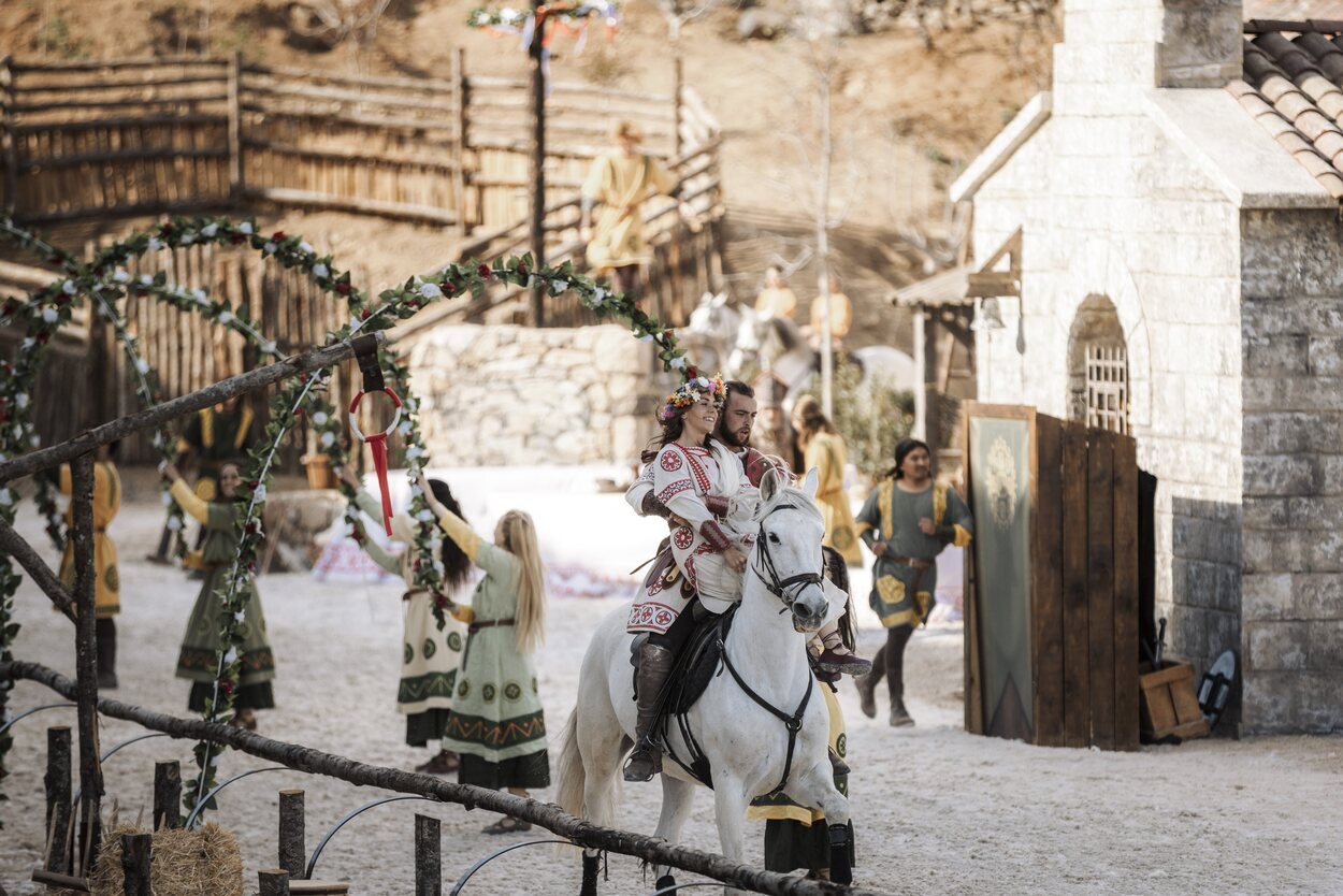 Los jóvenes enamorados de 'El Misterio de Sorbaces' antes del ataque de Recaredo | Foto: Puy du Fou 