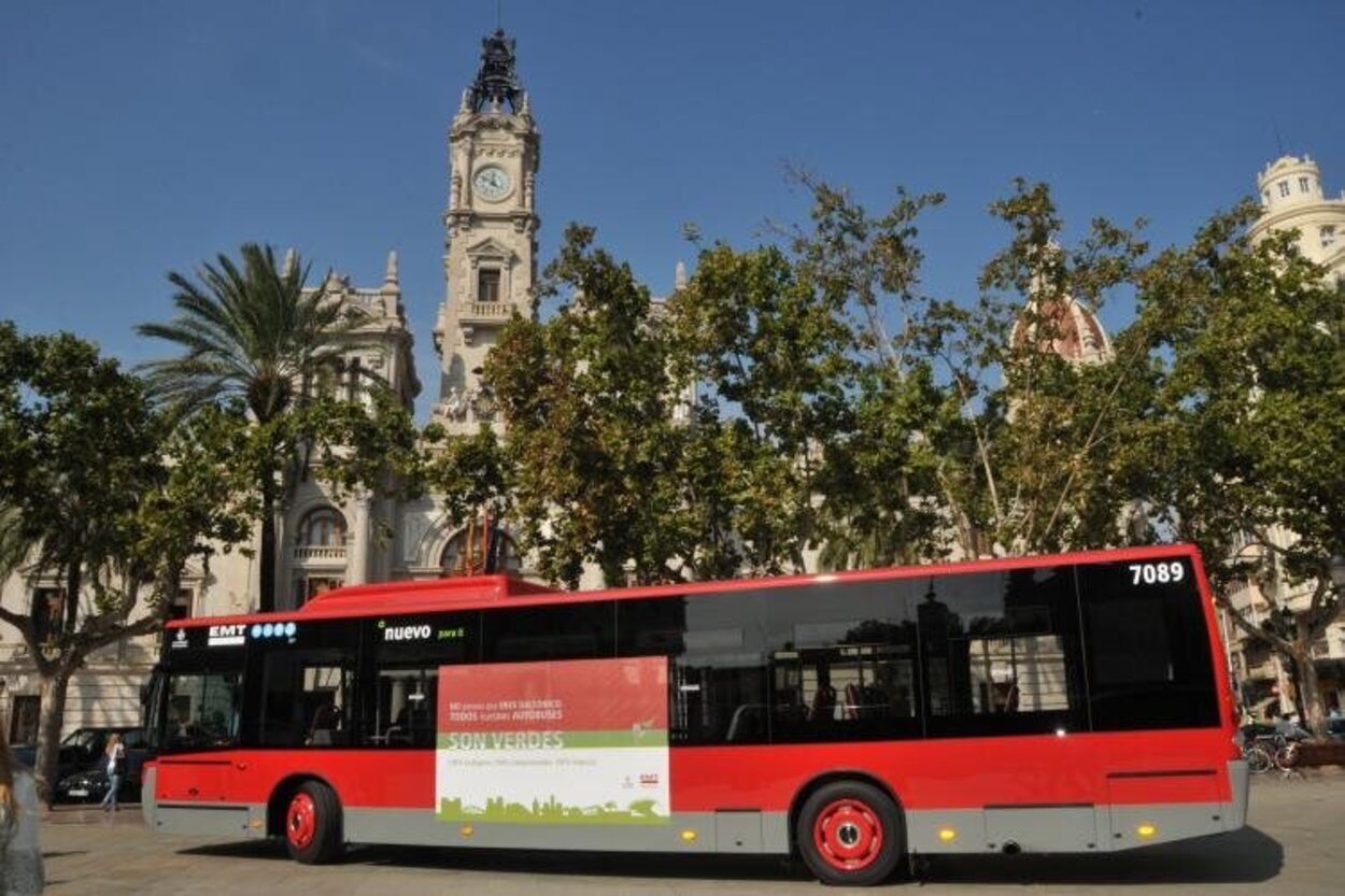 El autobús es otra forma de moverte desde el aeropuerto de Valencia al centro de la ciudad | Foto: EMT Valencia