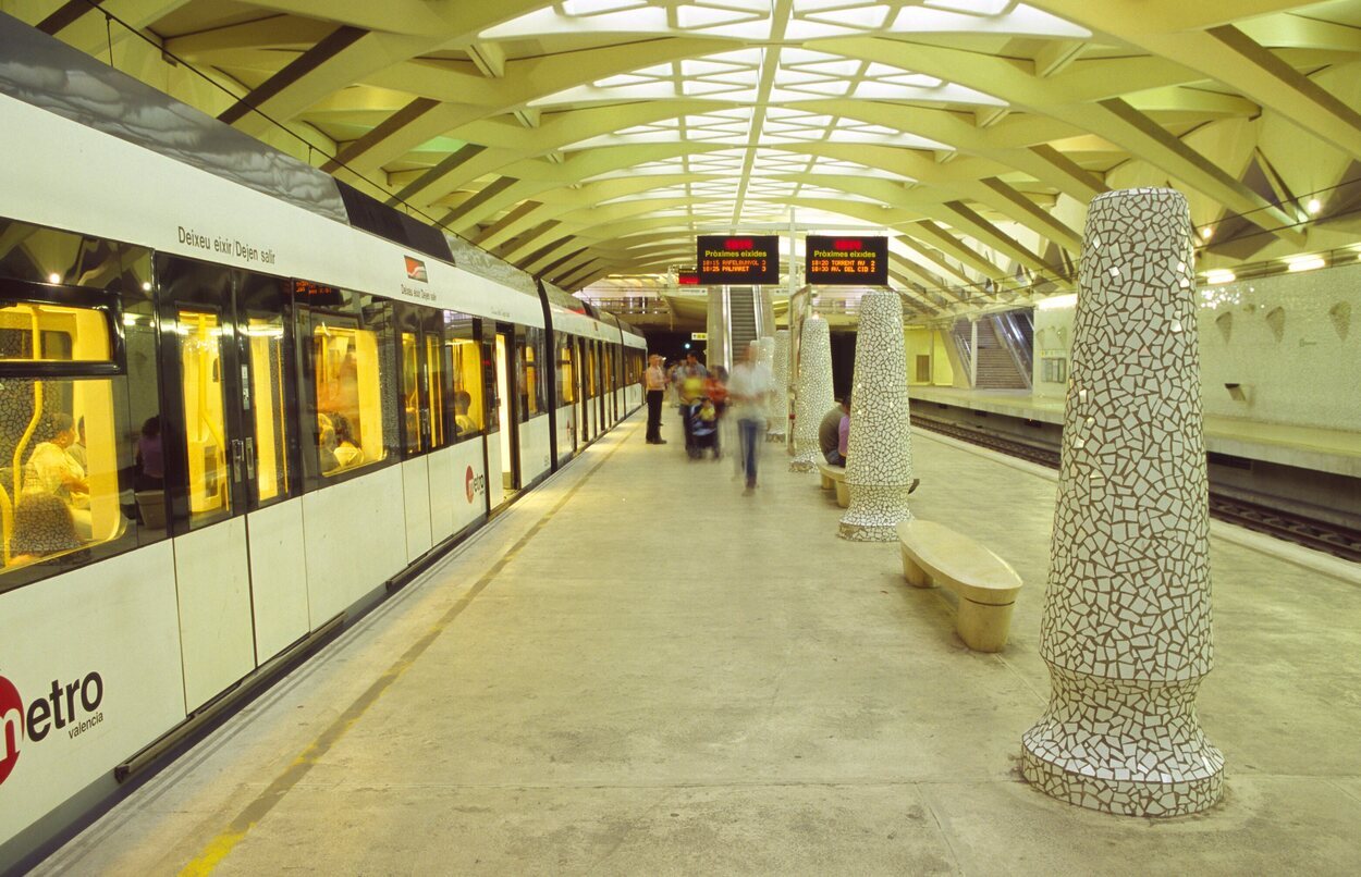 Las líneas 3 y 5 del Metro de Valencia conectan la ciudad con el aeropuerto | Foto: Visit Valencia
