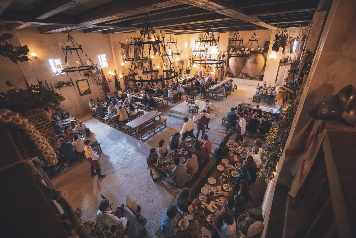 El Bodegón del Capitán incluye un espectáculo durante la comida | Foto: Puy Du Fou