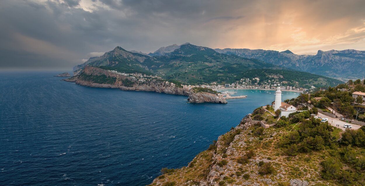 El faro de Sóller en un día cubierto