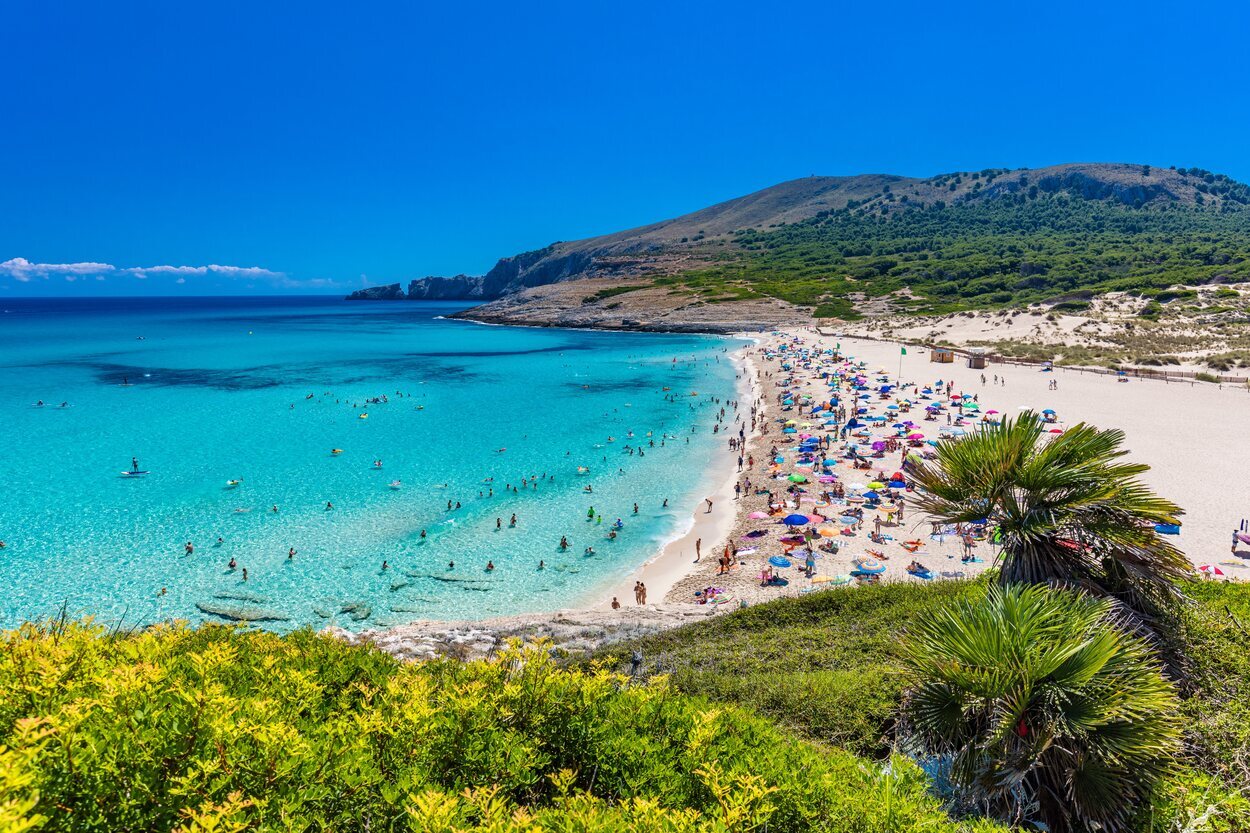 Vista de Cala Mesquida en un día soleado