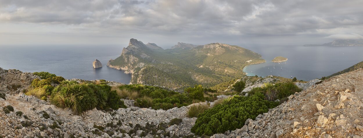 Formentor en una jornada nubosa