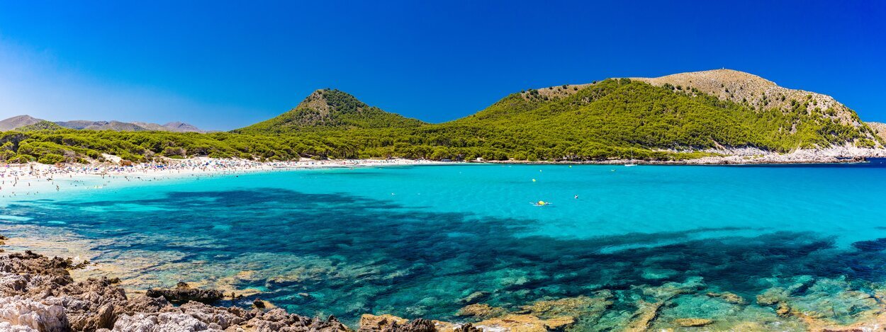 Vista de Cala Agulla en un día de verano