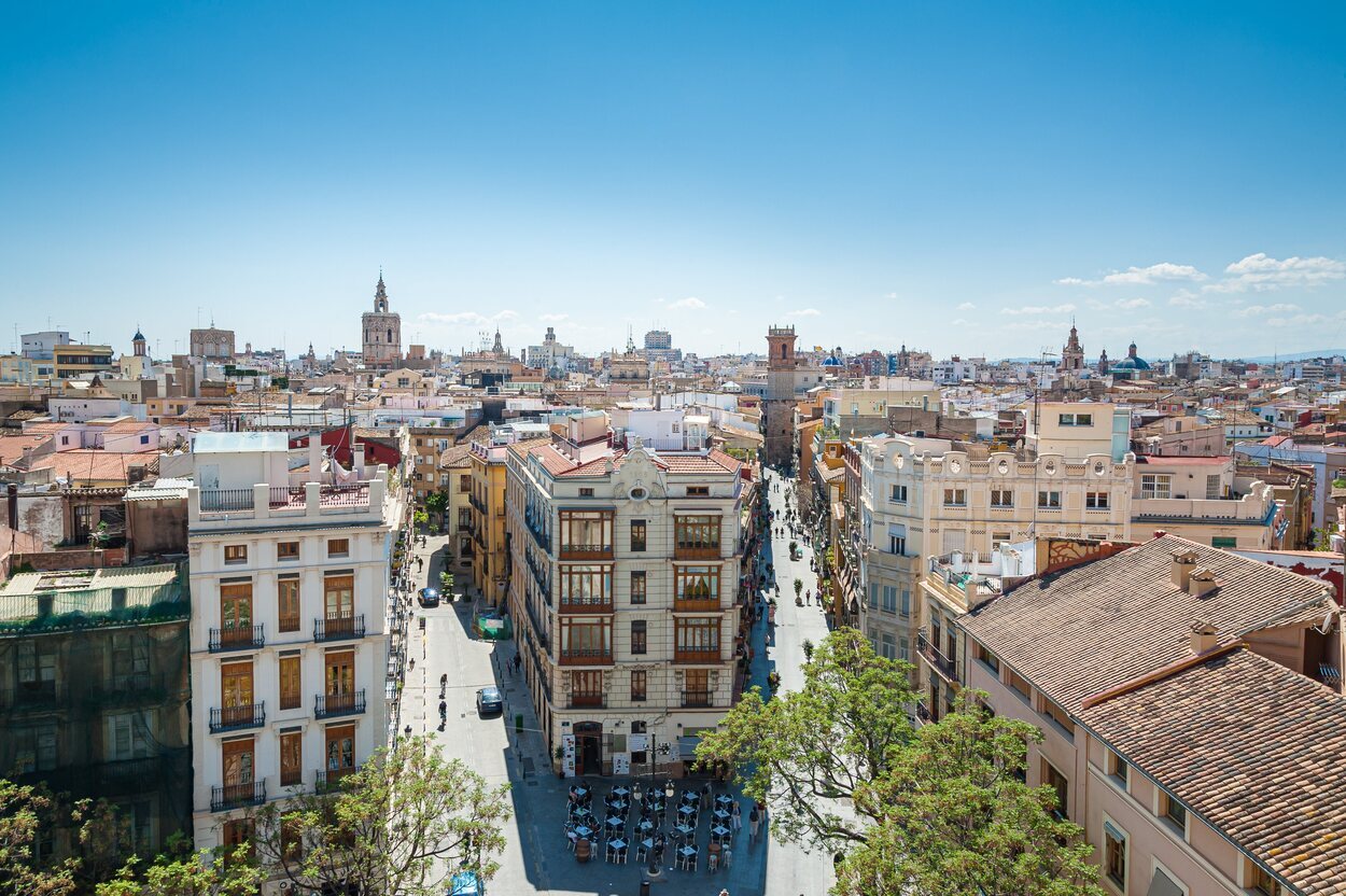 Valencia tiene un clima mediterráneo con veranos cálidos y soleados