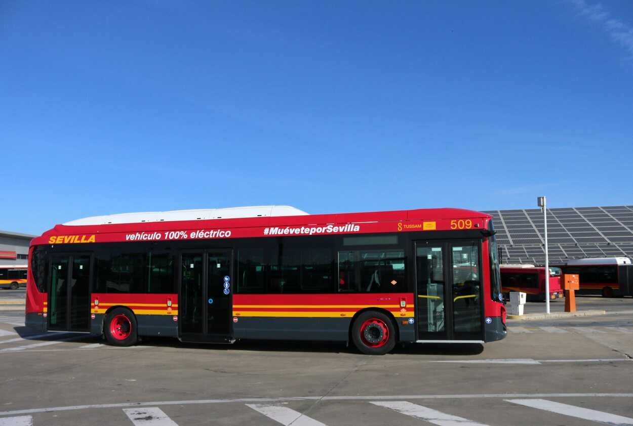 Para moverse desde y al aeropuerto se puede tomar un autobús urbano de la línea EA | Foto: Tussam Sevilla