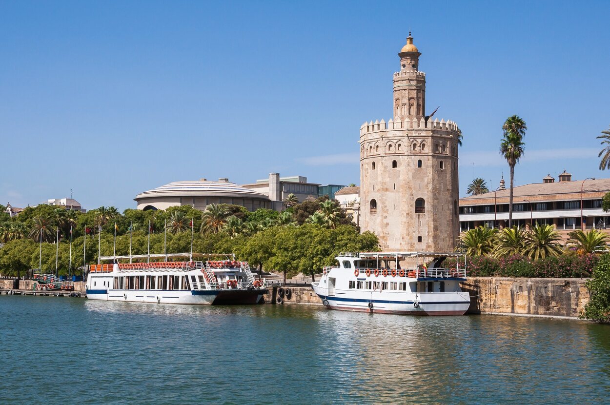 La Torre del Oro es uno de los puntos de interés de Sevilla