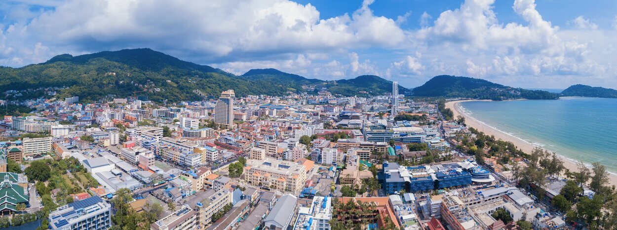 Vista de Patong, Phuket, en un día nublado