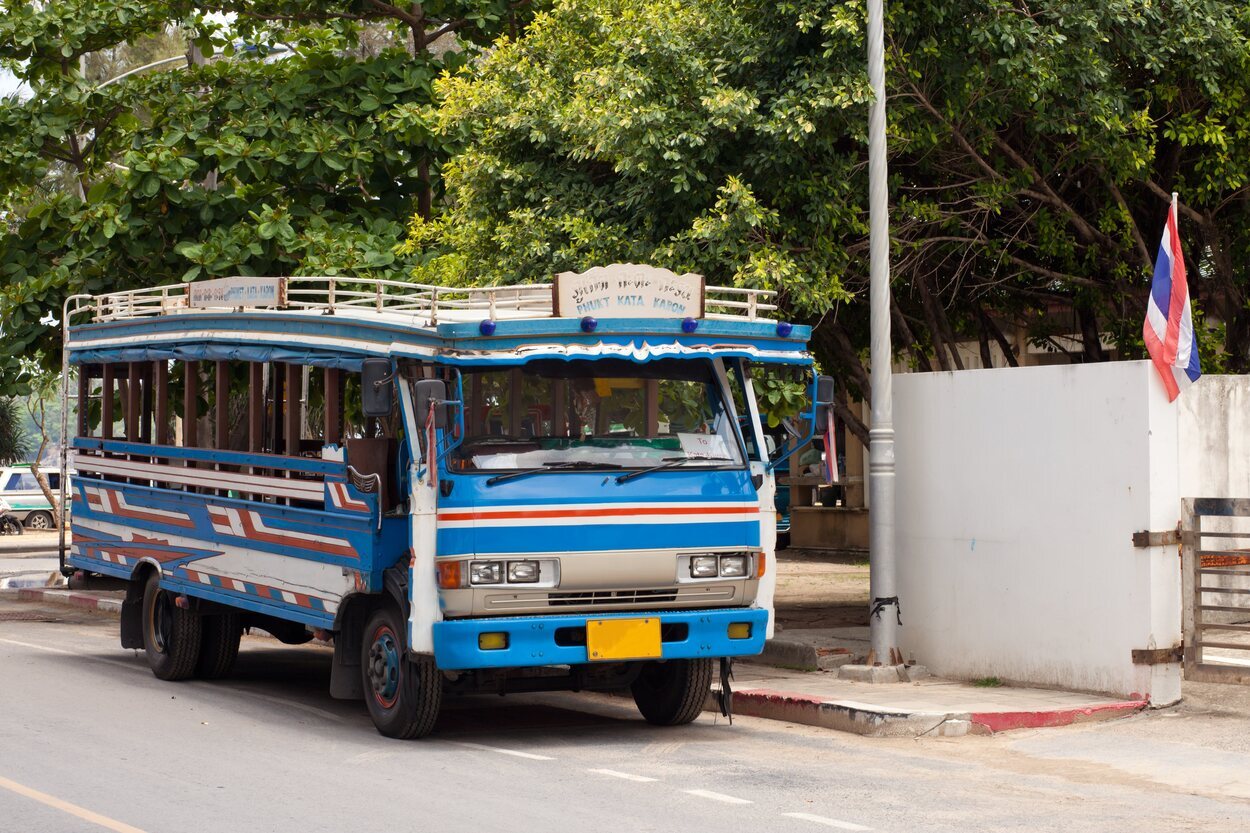 El autobús es una forma de moverse en Phuket