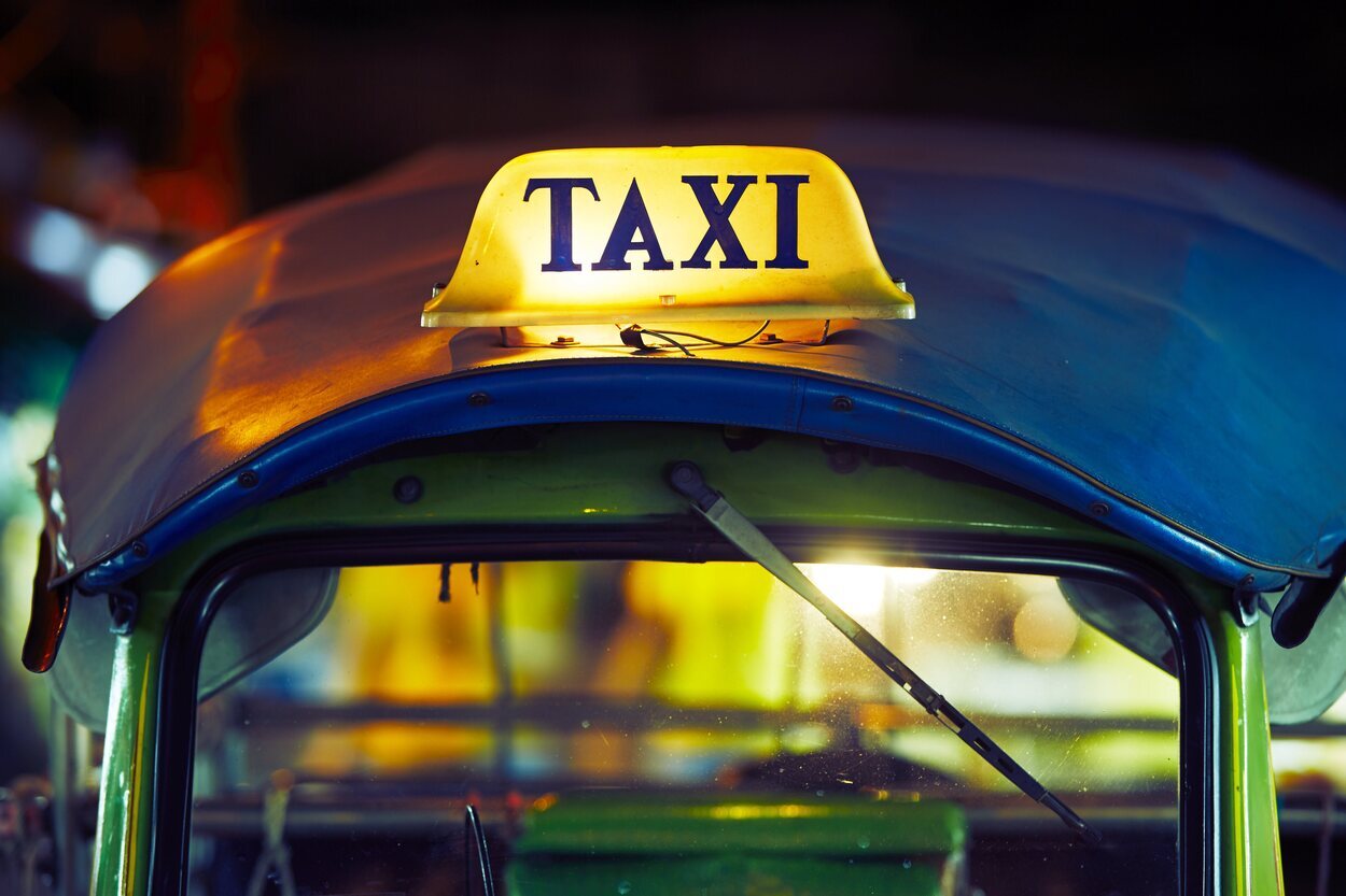 Ir en taxi es más caro, pero también más cómodo para trasladarse desde el aeropuerto de Phuket