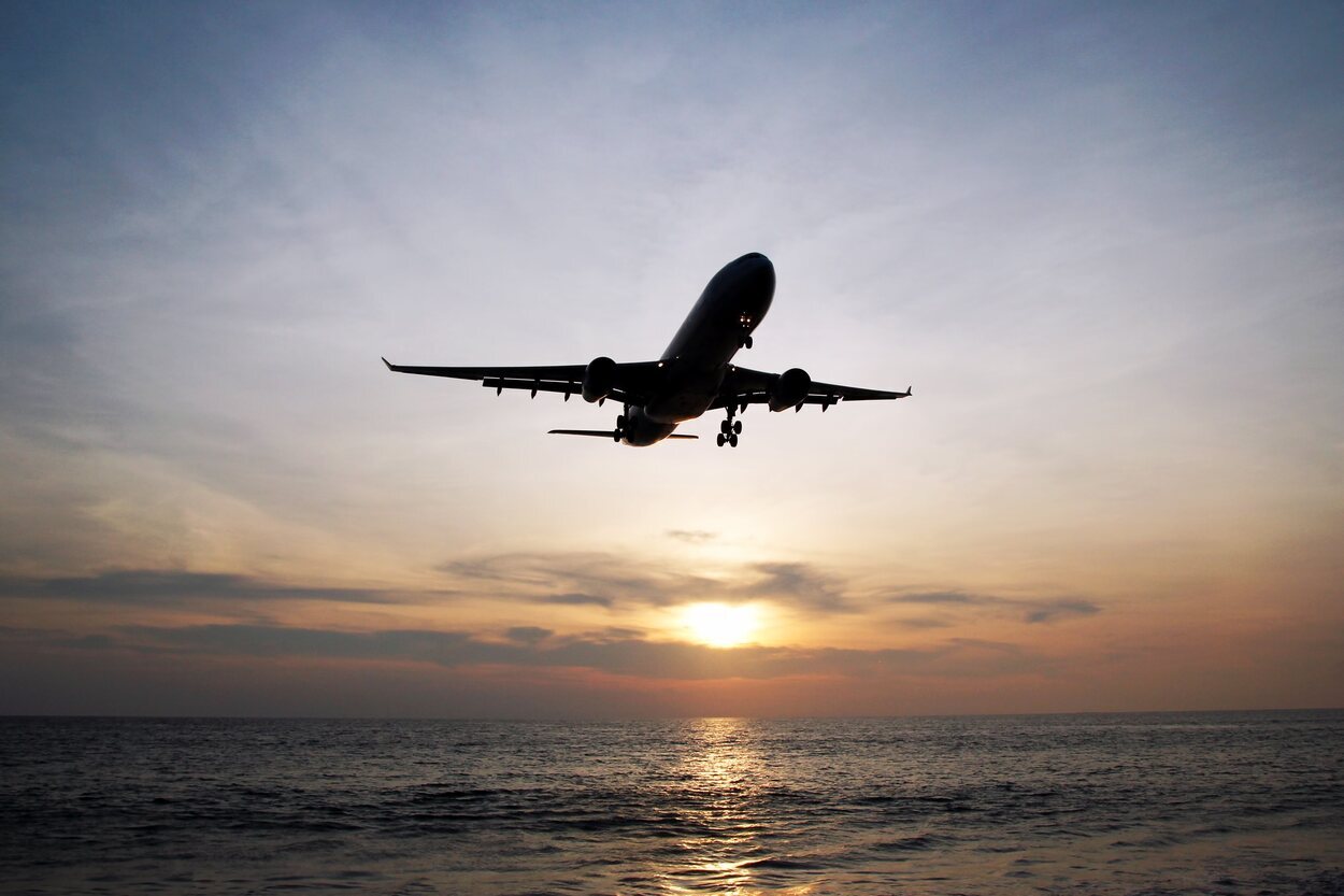 El Aeropuerto Internacional de Phuket se encuentra junto a la junto a la playa de Mai Khao y a la playa de Nai Yang