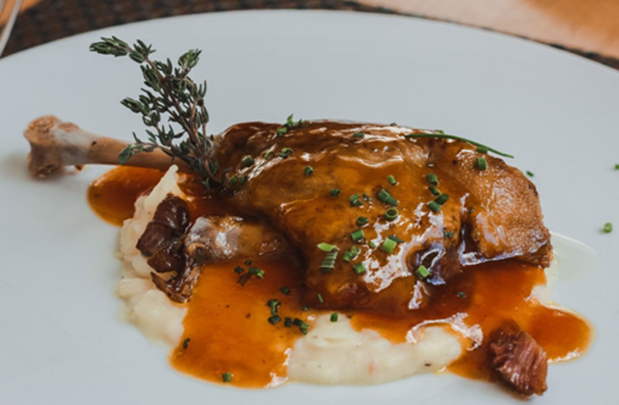 Confit de pato al horno con parmentier de patata y canela