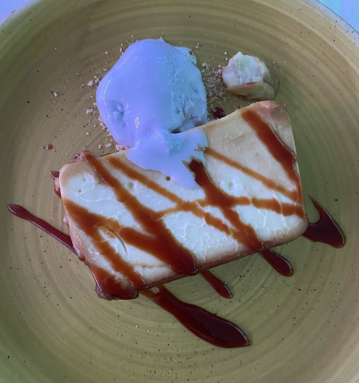 Flan suave de queso con helado de violeta madrileña