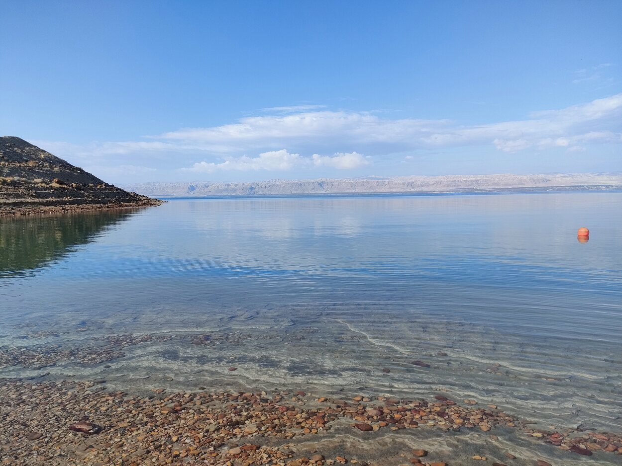Vista del Mar Muerto desde la orilla jordana