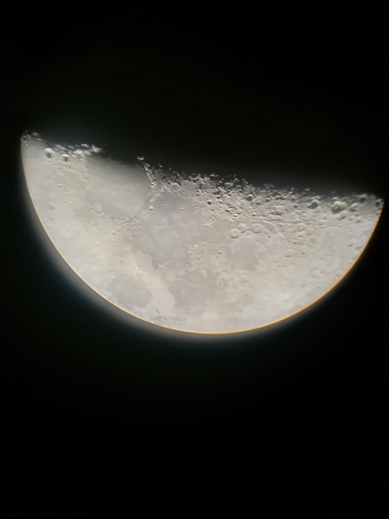 La luna vista desde un telescopio en Feynan