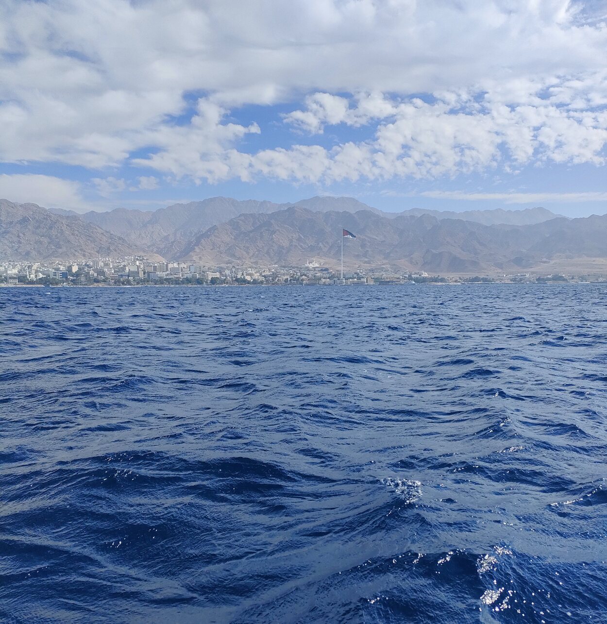 Vista de Aqaba desde el Mar Rojo