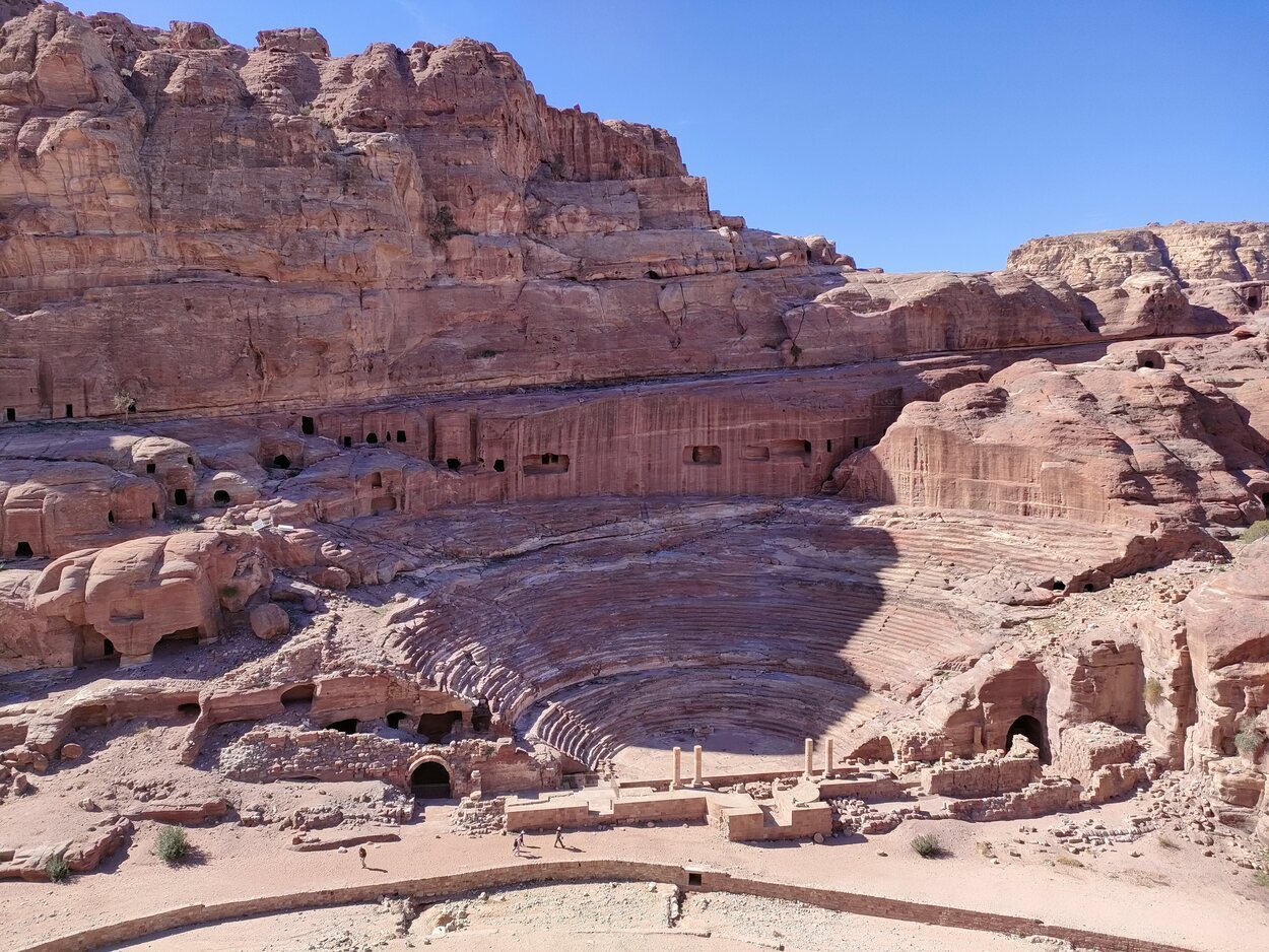 Vista del Teatro Romano, el único del mundo tallado en la roca