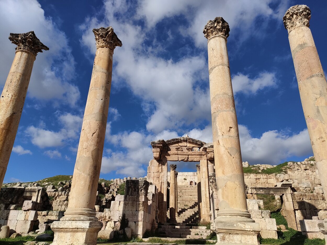Las columnas que señalan el camino al Templo de Artemisa en Jerash
