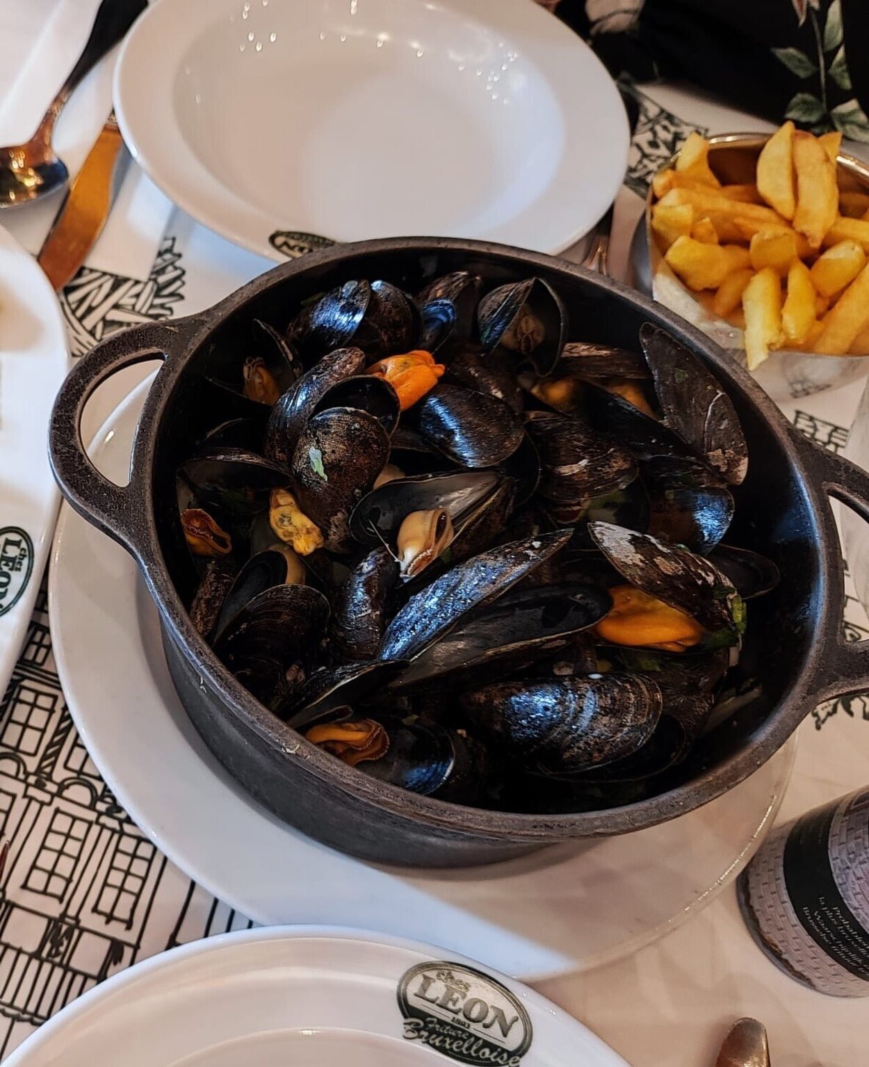 Los moules y las frites no pueden faltar en tu viaje