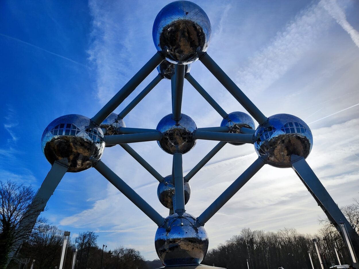 Ver el Atomium por fuera ya es espectacular