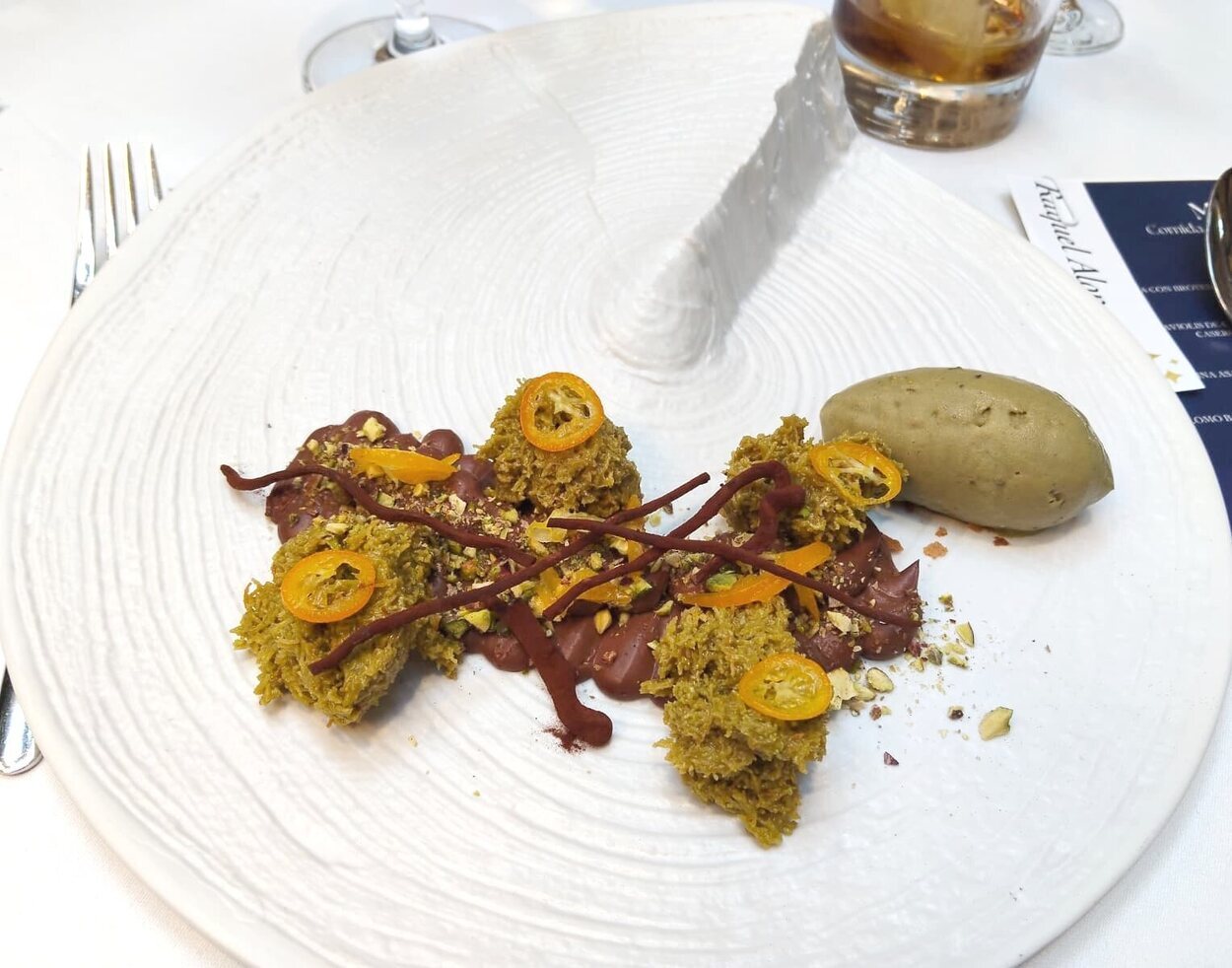 El postre de chocolate y pistacho es un acierto absoluto