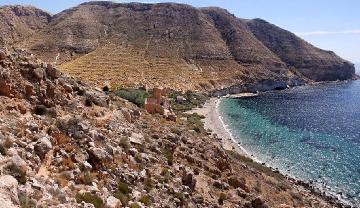 La cala de San Pedro, cerca de la Playa de los Muertos