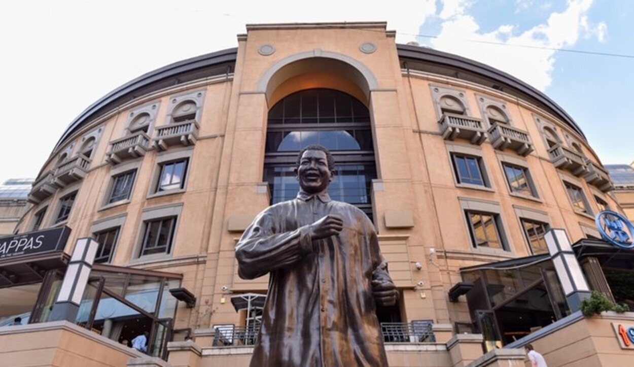 La estatua de 'Madiba' en Nelson Mandela Square, Johannesburg