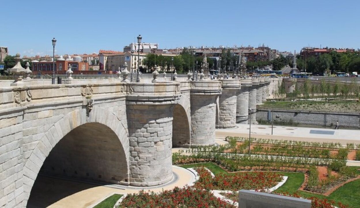 Vista del Puente de Toledo sobre el río Manzanares