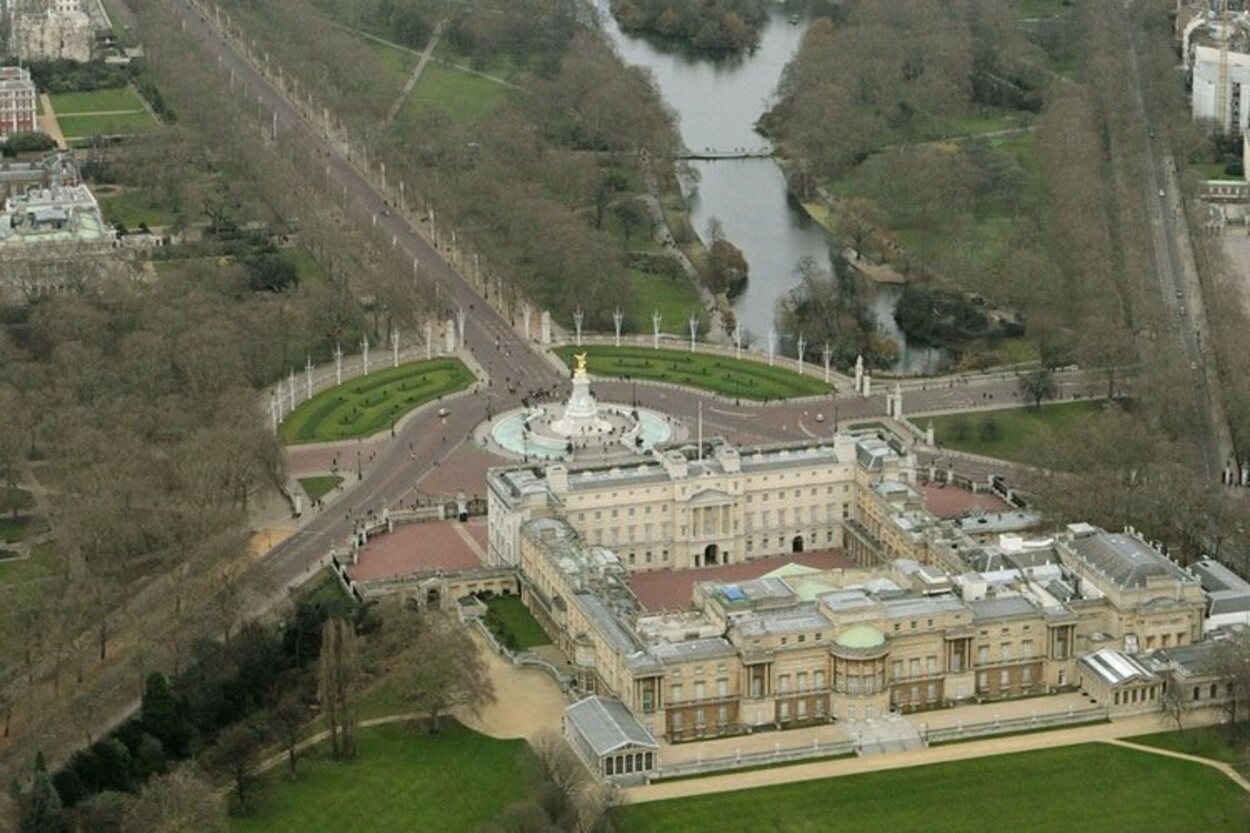 Vista aérea de Buckingham Palace y The Mall con Clarence House a la izquierda