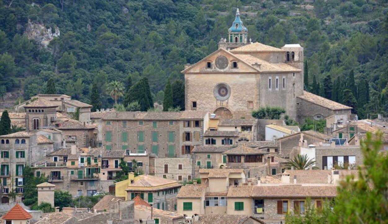 Valldemossa es un municipio de Mallorca situado en la Serra de Tramuntana, al norte de la isla