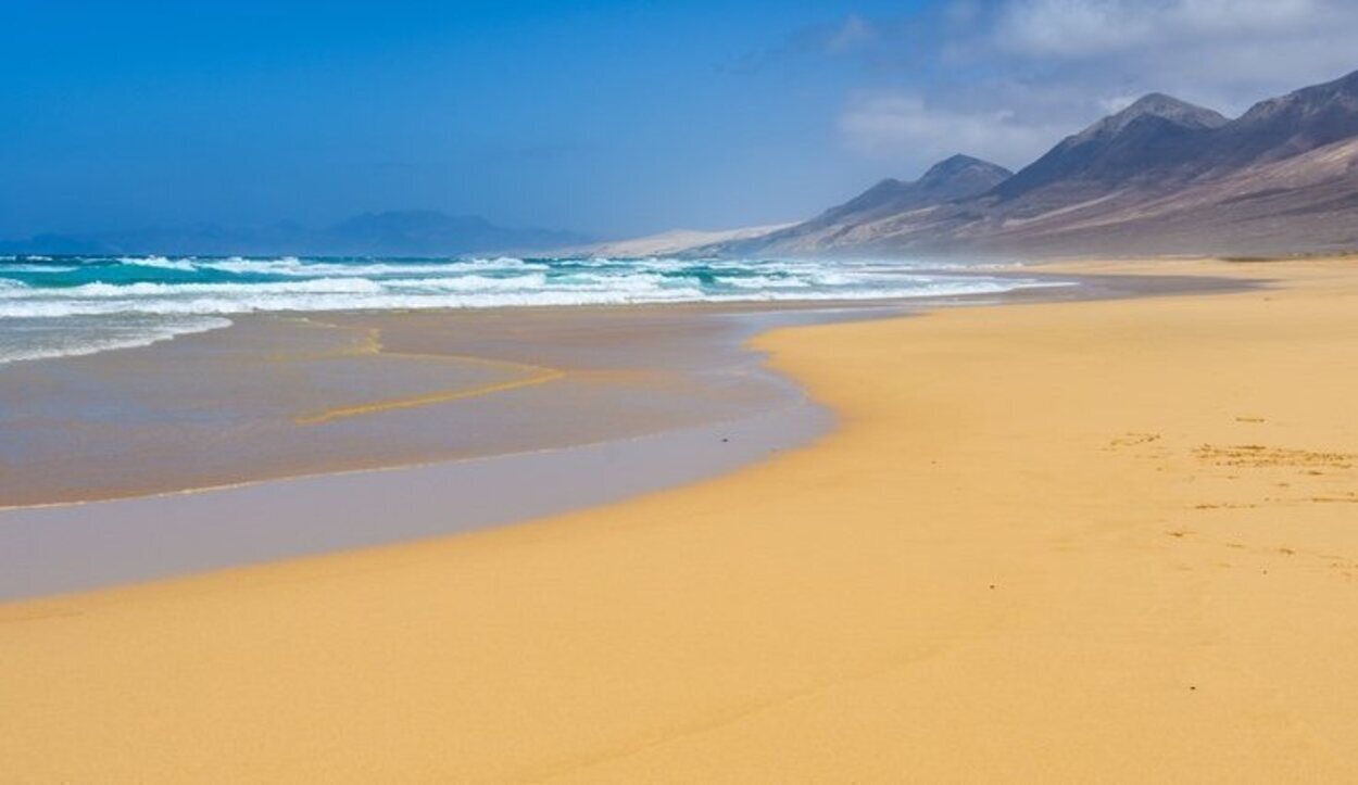 Playa de Cofete, popular por la suelta de tortugas marinas