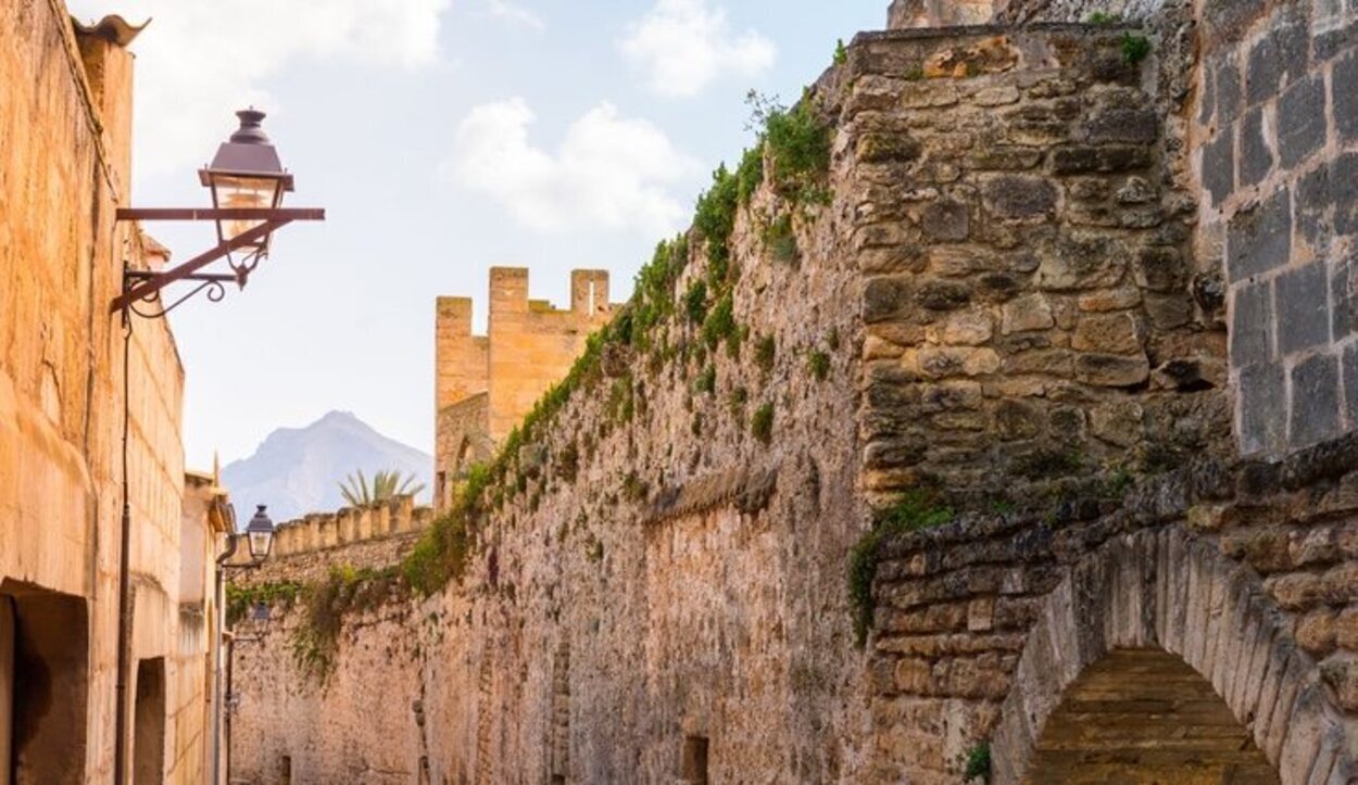 La arquitectura de Alcudia destaca por su cantidad de recintos amurallados