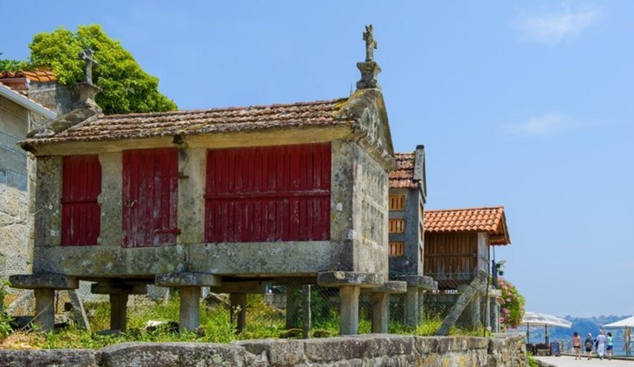 Alguno de los hórreos que hay en Combarro (Pontevedra, Galicia)