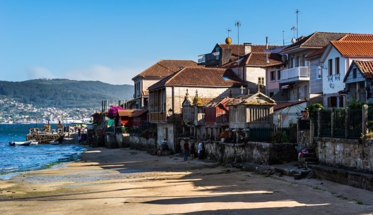 La Ría de Pontevedra con marea baja en Combarro (pontevedra, Galicia)