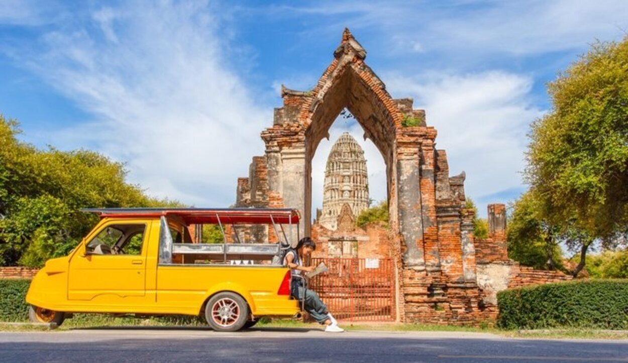 Ir en tuk tuk es la opción más cómoda para conocer Ayutthaya