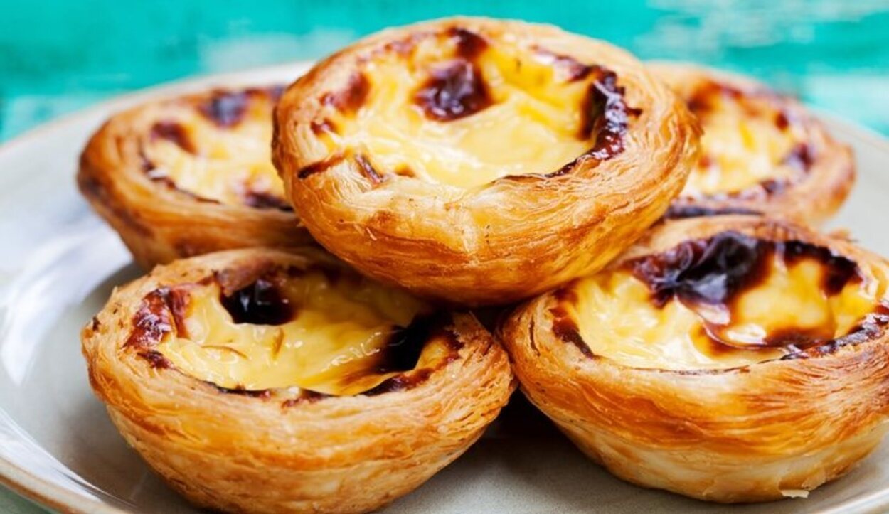 Dentro de la comida tradicional de Lisboa encontramos el bacalao o sus pasteles de nata