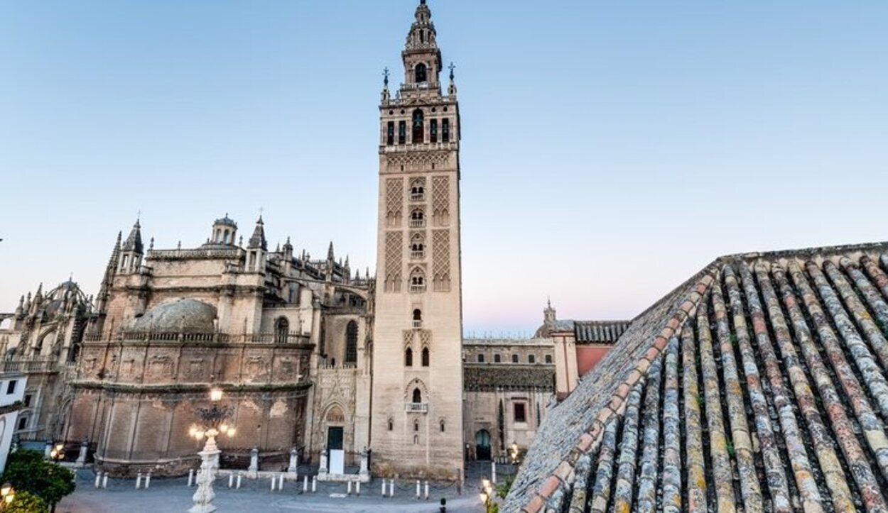 La Giralda cuenta con una altura de 97,5 metros