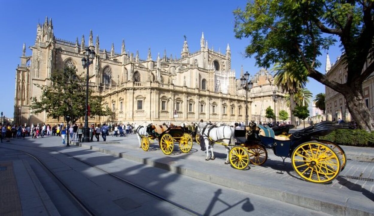 El exterior de la Catedral de Santa María en Sevilla