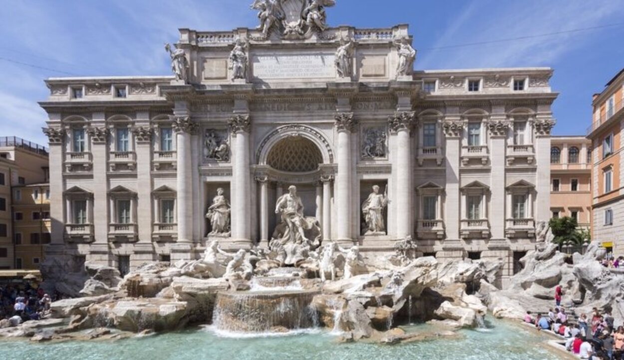 La Fontana di Trevi es conocida por pedir deseos en ella lanzando monedas